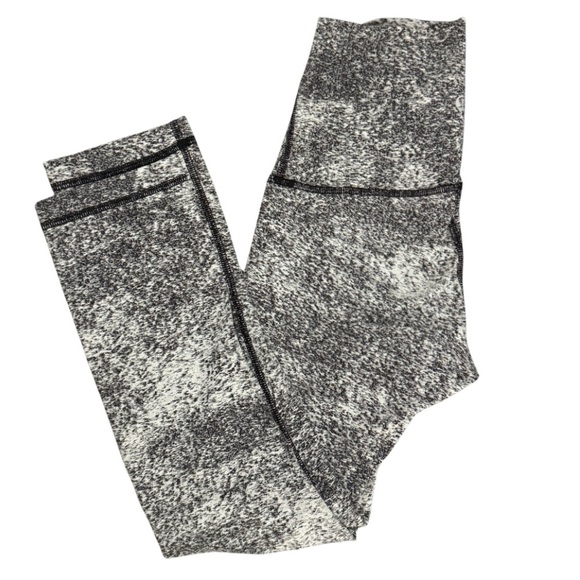 Lululemon Wunder Under Pant (Hi-Rise)
Splatter White Black Size 4 EUC - Picture 9 of 9
